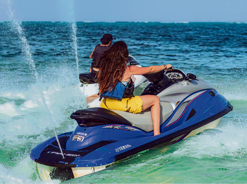 ”רצינו פאן.  עיבודים יש  מספיק בבית".  חברי המשלחת  על אופנועי ים