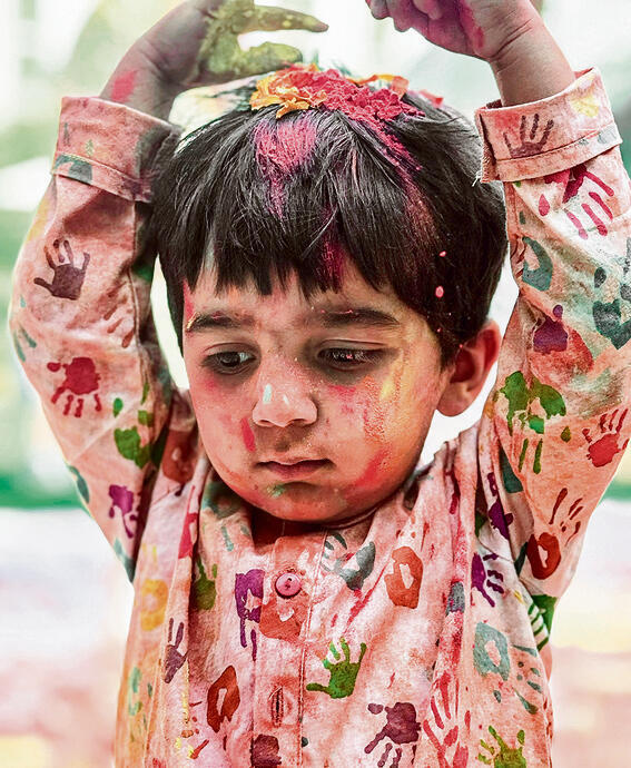חג ההולי, שבו זורקים ההודים  אבקות צבע מתובלות  ומבושמות זה על זה