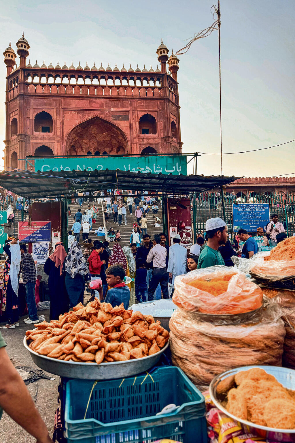 רוכל מוכר  סמוסה ליד  ג'אמה מסג'יד  בדלהי