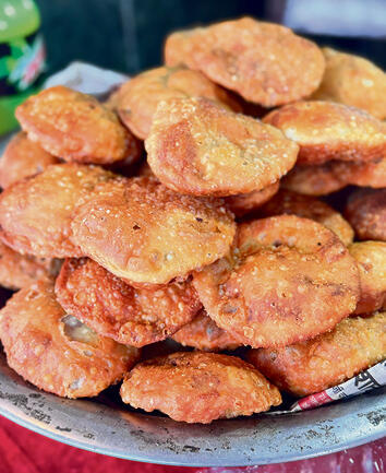 קאצ'ורי. בצק  פריך מטוגן