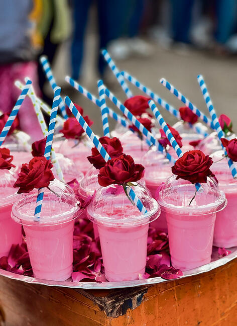 מוחבט קה שרבט. משקה  ורדים עם קוביות אבטיח