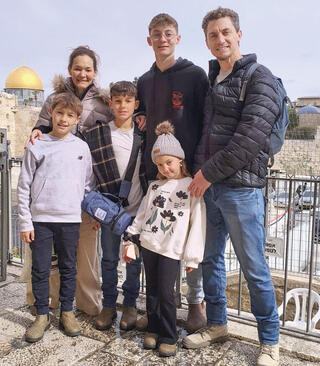 משפחת קפלן מעין הנצי"ב. "מוקדם מידי לחזור ללימודים"