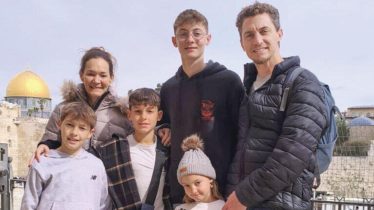 משפחת קפלן מעין הנצי"ב. "מוקדם מידי לחזור ללימודים"