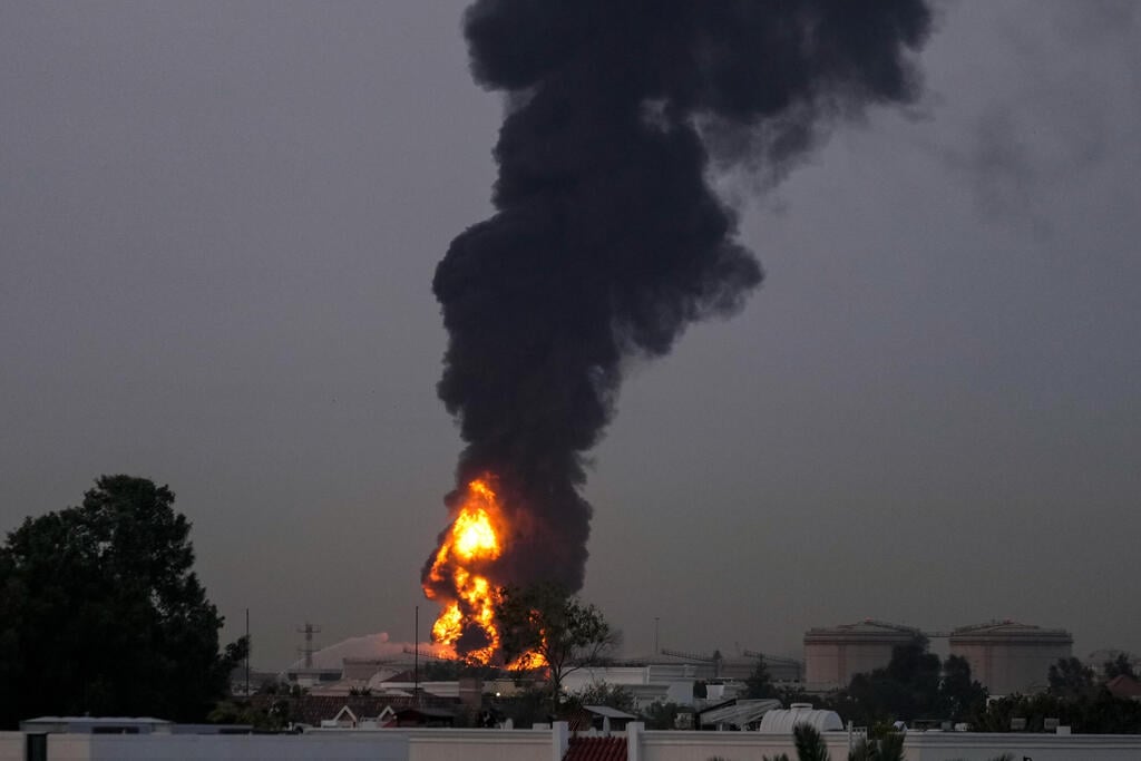 עשן מיתמר בדובאי (צילום: AP Photo) תקיפה בשדה התעופה בדובאי
