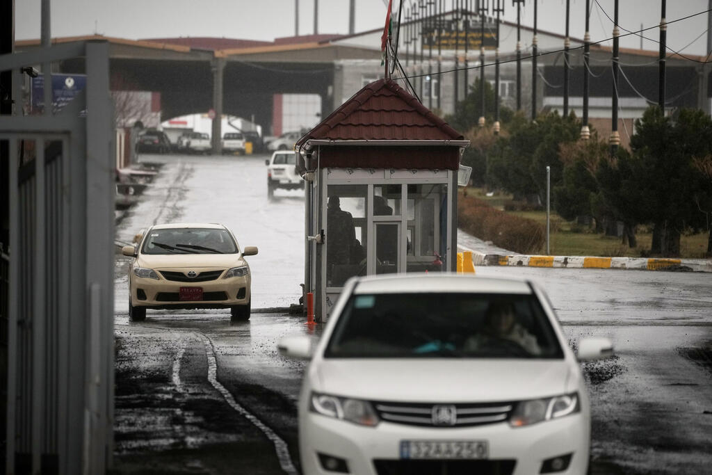מעבר הגבול בין איראן לעיראק (צילום: AP Photo/Leo Correa) איראנים עוברים את הגבול לעיראק
