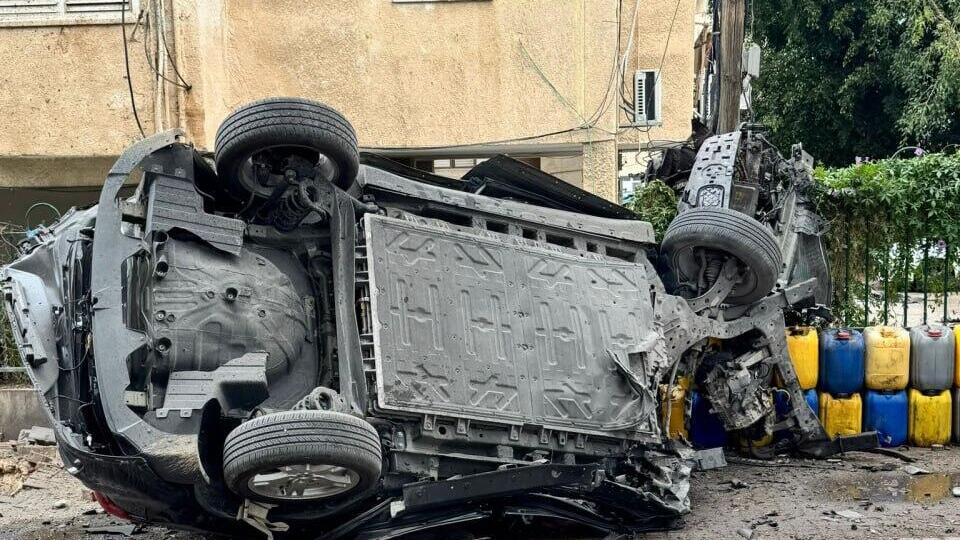 רכב שניזוק בראשון לציון (צילום: כבאות והצלה לישראל) אחת מזירות הנפילה בראשון