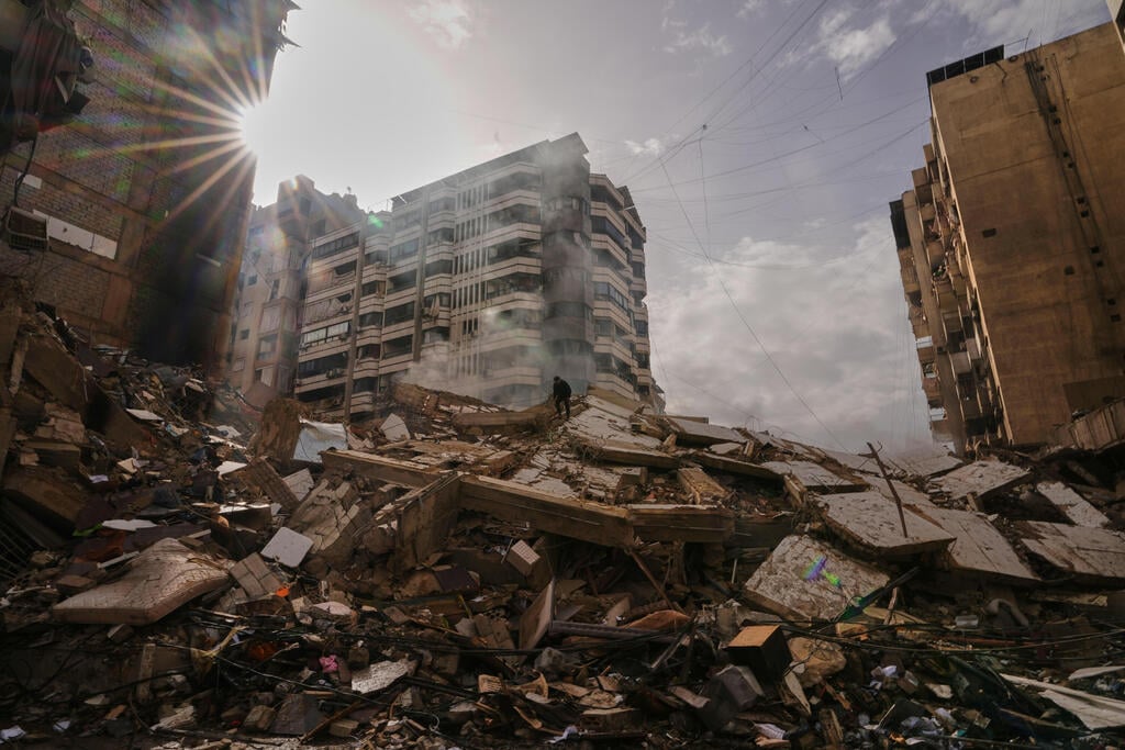 ההרס בדאחייה, הבוקר (צילום: Hassan Ammar/AP) תקיפה בדאחייה בלבנון