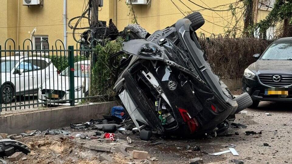 רכב הפוך בראשון לציון (צילום: כבאות והצלה לישראל) אחת מזירות הנפילה בראשון