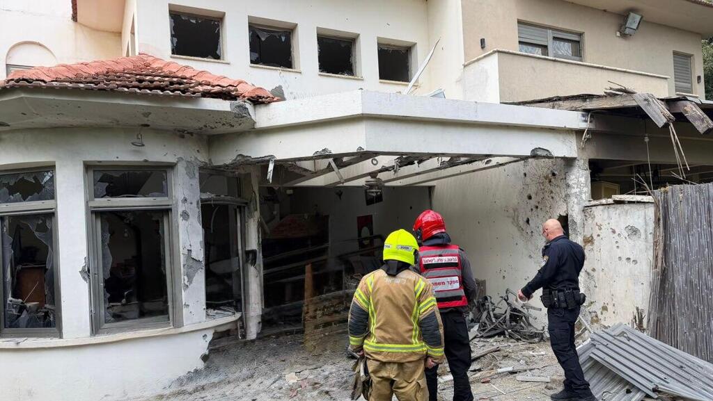 נפילה בחצר בית בשוהם (צילום: כבאות והצלה לישראל) נפילת רסיס בחצר בית בשוהם