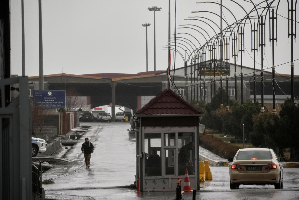 צילום: AP Photo/Leo Correa איראנים עוברים את הגבול לעיראק