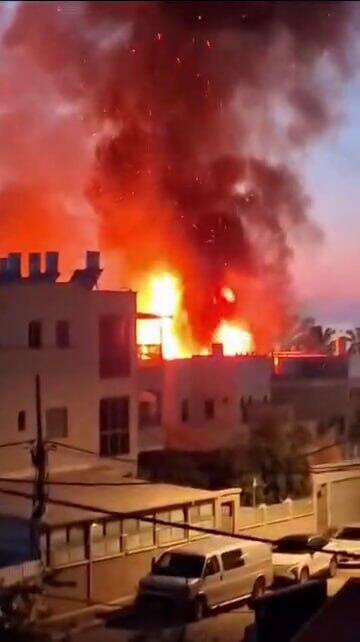 "לא רוצים עוד הפסקת אש, רוצים ניצחון מוחלט". השריפה בבית בנהריה אחרי הפגיעה הערב (צילום: לפי סעיף 27א לחוק זכויות יוצרים ) נפילה באיזור נהריה