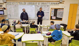 חזרה ללימודים במועצת בנימין. חלק מהשולחנות ריקים