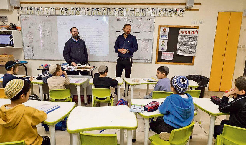 חזרה ללימודים במועצת בנימין. חלק מהשולחנות ריקים