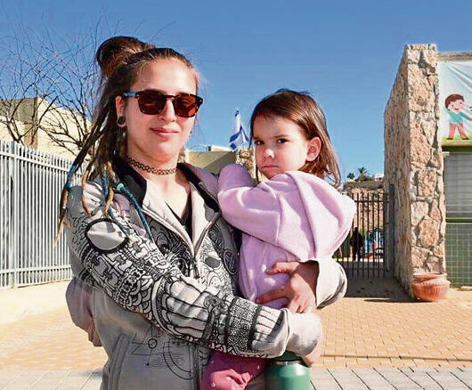 טלי ממצפה רמון ובתה שהגיעה איתה בלית ברירה לעבודה