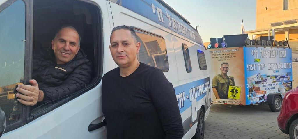 משמח את הילדים ומנציח את הגיבורים. יגאל סוויסה עם האב השכול תמיר אלמוג בעכו יגאל סוויסה ומשאית השמחה