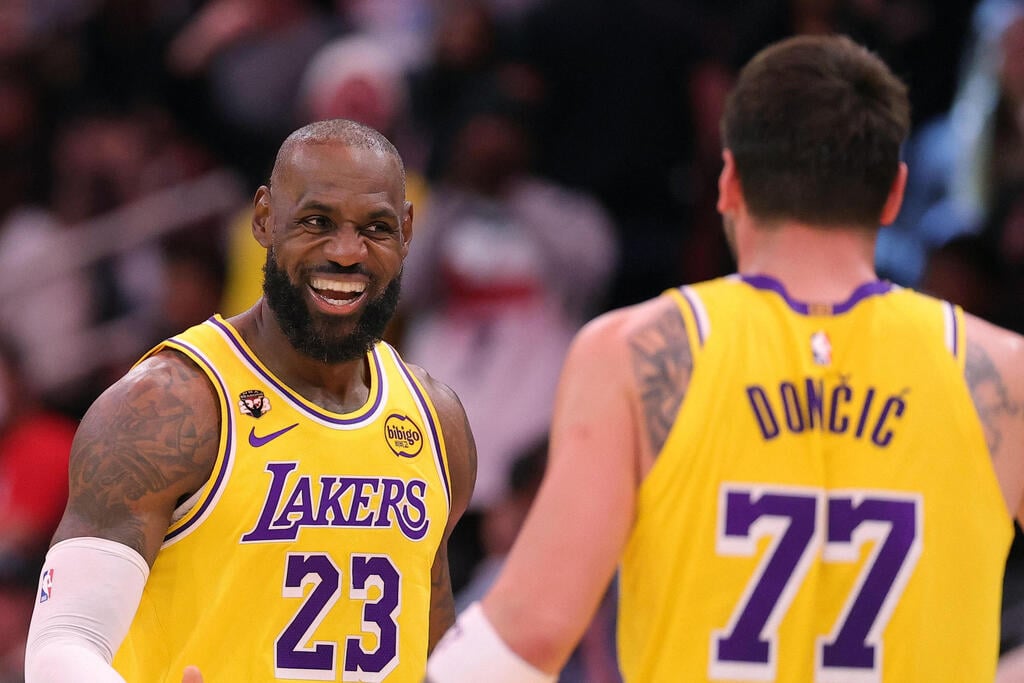 לוקה ולברון (צילום: Alex Slitz / GETTY IMAGES NORTH AMERICA / AFP) לוקה ולברון
