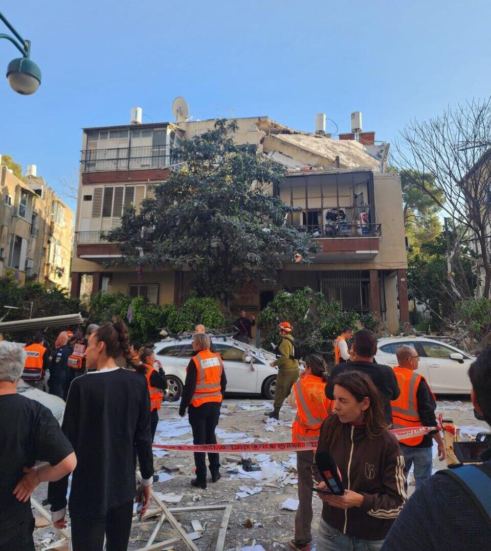 הבניין שנפגע ברמת גן. "יש דירה בקומה שלנו שקרסה לחלוטין, ועדיין אומרים לנו לחזור" נפילה ברמת גן