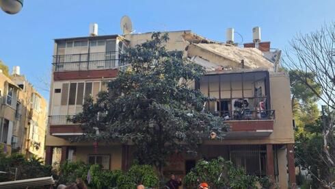 הבניין ברמת גן ספג טיל, אבל המדינה רוצה שהדיירים יחזרו: „אין חלונות”