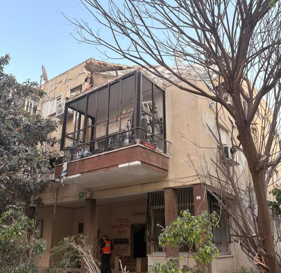 הבניין שנפגע ברמת גן. רשות המסים: "לא התקבלו פניות להארכת שהות במלון, לא נקבע נזק לקונסטרוקציה" נפילה ברמת גן