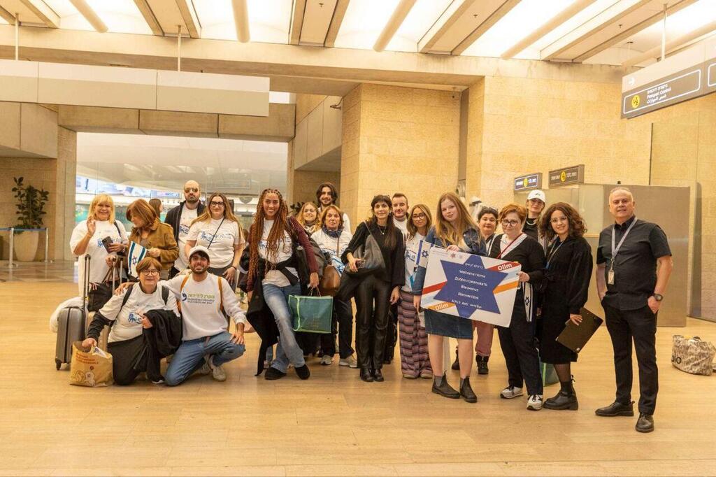 תמונה קבוצתית של חלק מהעולים שהגיעו ארצה (צילום: אלישע חנקין) תמונה קבוצתית של חלק מהעולים שהגיעו