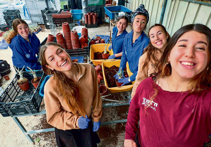 חניכות תנועת  הנוער מסייעות  במשתלה