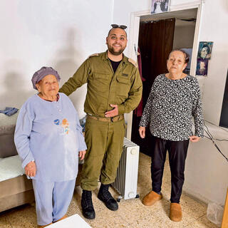 סבתא לולו, עם שכנתה,  דליה דמרי, ונכדה, דני זעמור