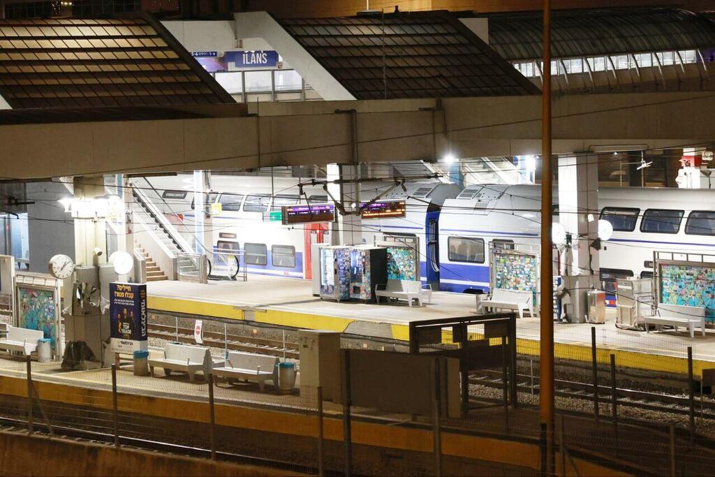 ההרס בסבידור מרכז (צילום: דנה קופל) זירת הנפילה ברכבת סבידור מרכז