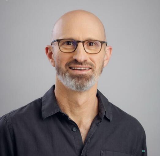 "אני מעדיף להשתמש בשאיבה כדי לא להשפיע על מתיחת פנים וצוואר בהמשך''. ד"ר ערן מילט (צילום: ג'ואי כהן) ד"ר ערן מילט