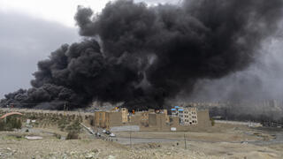 עשן עולה ממתקני נפט בטהרן לאחר תקיפות של צה"ל