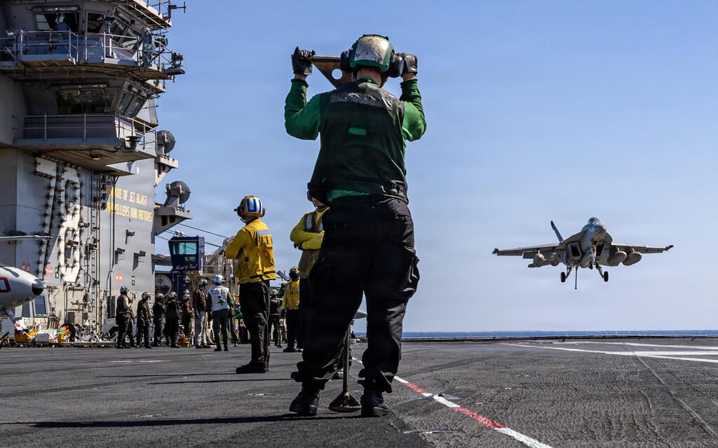 מטוס F/A-18 סופר הורנט על נושאת מטוסים. הלחץ הצבאי כנראה יחודש (צילום: AFP PHOTO / US CENTRAL COMMAND) מטוס F/A-18 סופר הורנט של ארה"ב