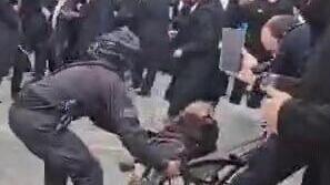 עם עגלות תינוק: עימותים אלימים בין שוטרים לחרדים בירושלים 
