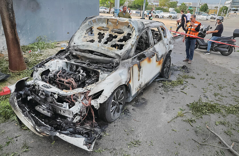 רכב שעלה באש בפתח־תקווה