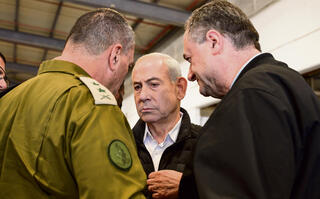 נתניהו, כ"ץ וזמיר בבסיס חיל האוויר בפלמחים, השבוע. הפער צומצם לאפס