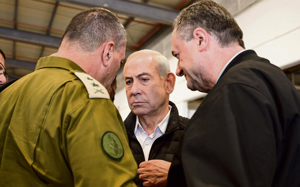 נתניהו, כ"ץ וזמיר בבסיס חיל האוויר בפלמחים, השבוע. הפער צומצם לאפס (מעיין טואף, לע״מ) נתניהו, כ"ץ וזמיר בבסיס חיל האוויר בפלמחים, השבוע. הפער צומצם לאפס