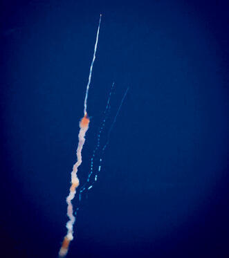 יירוט בשמי ישראל. המערכות הישראליות והאמריקאיות מדברות בזמן אמת כדי להחליט מי יורה על איזה טיל ולמנוע בזבוז מיירטים (גיל נחושתן) יירוט בשמי ישראל. המערכות הישראליות והאמריקאיות מדברות בזמן אמת כדי להחליט מי יורה על איזה טיל ולמנוע בזבוז מיירטים