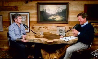 קנט אצל טאקר קרלסון, השבוע. האשים את ישראל במות אשתו שנהרגה בידי מחבל מתאבד של דאעש