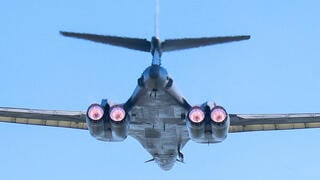 מפציץ של צבא ארה"ב B-1  לנסר ממריא מבסיס פיירפור ב בריטניה ל מלחמה עם איראן