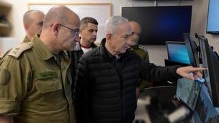 ראש הממשלה בנימין נתניהו מקבל עדכון על אירוע הנפילה בערד בחדר המצב