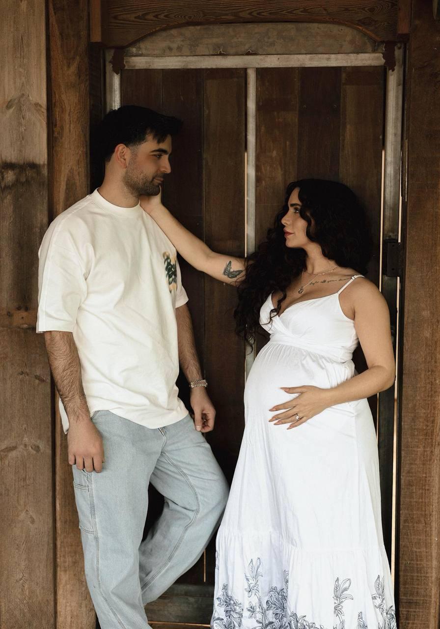 מזל טוב מתוקים! ההורים הטריים אורין ג'ולי ובעלה גל (צילום: ענבל פרץ) אורין ג'ולי מגזין סופש מרץ 2026