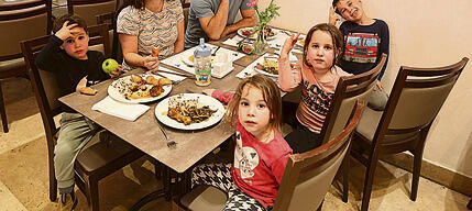 המפונים למלון רמאדה בנתניה: כרגע מדובר במבוגרים שמתקשים להגיע למקלטים ובמשפחות עם ילדים