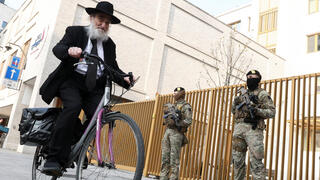 חיילים חמושים מאבטחים את בתי הכנסת בבלגיה