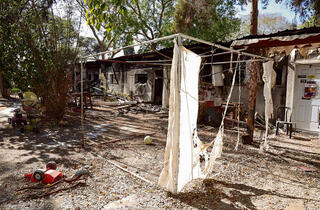 סוכה בקיבוץ ניר עוז אחרי טבח 7 באוקטובר | צילום: דנה קופל
