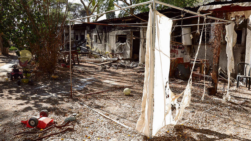 סוכה בקיבוץ ניר עוז אחרי טבח 7 באוקטובר | צילום: דנה קופל