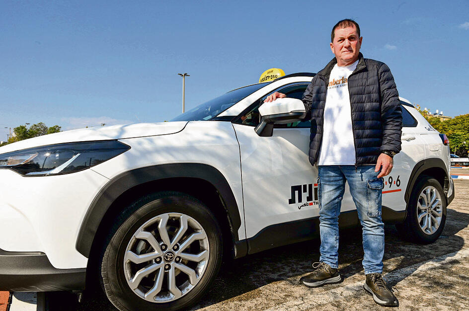 זוהר גולן ליד המונית: "לעצור את קידום החוק" | צילום: קובי קואנקס