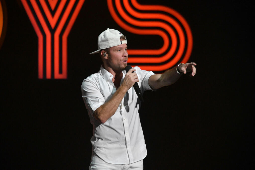 תקרא לשאר חברי הלהקה לגיבוי (צילום: Gerardo Mora/Getty Images for iHeartRadio) בריאן ליטרל