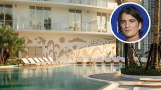 אדם נוימן והבריכה במתחם BRICKELL, מיאמי