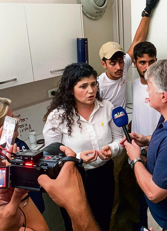 השכל בראיון לתקשורת הזרה. הפכה לסדין אדום מול נתניהו וגדעון סער | צילום: מתוך פייסבוק