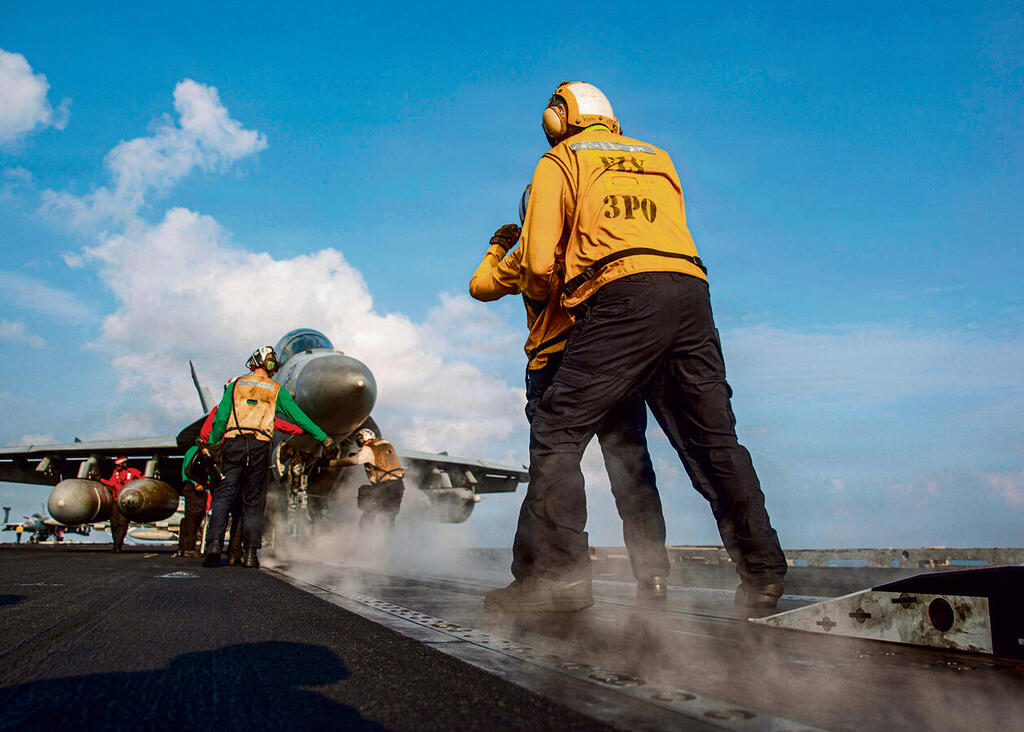 מטוס מתכונן להמראה מנושאת המטוסים לינקולן, השבוע. בישראל מבינים כי המלחמה יכולה להיגמר בכל דקה | צילום: אי-אף-פי