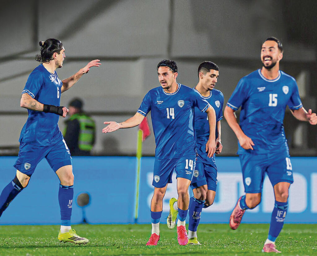 הכובשים מזרחי וגאנדלמן חוגגים עם אליאל פרץ (GIORGI ARJEVANIDZE, AFP) הכובשים מזרחי וגאנדלמן חוגגים עם אליאל פרץ