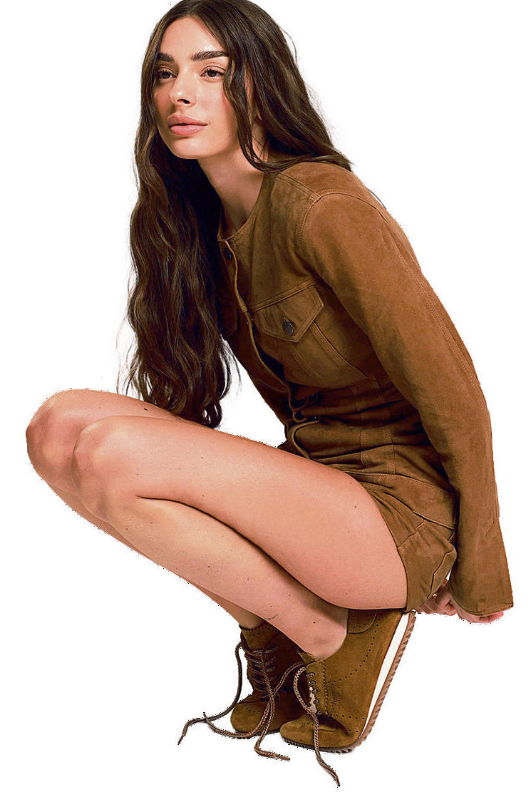 פלטת אדמה וסילואטות צמודות בגזרות נקיות מגדירות את המינימליזם החם של העונה – לוק על- זמני שנשאר גם מעבר לאביב